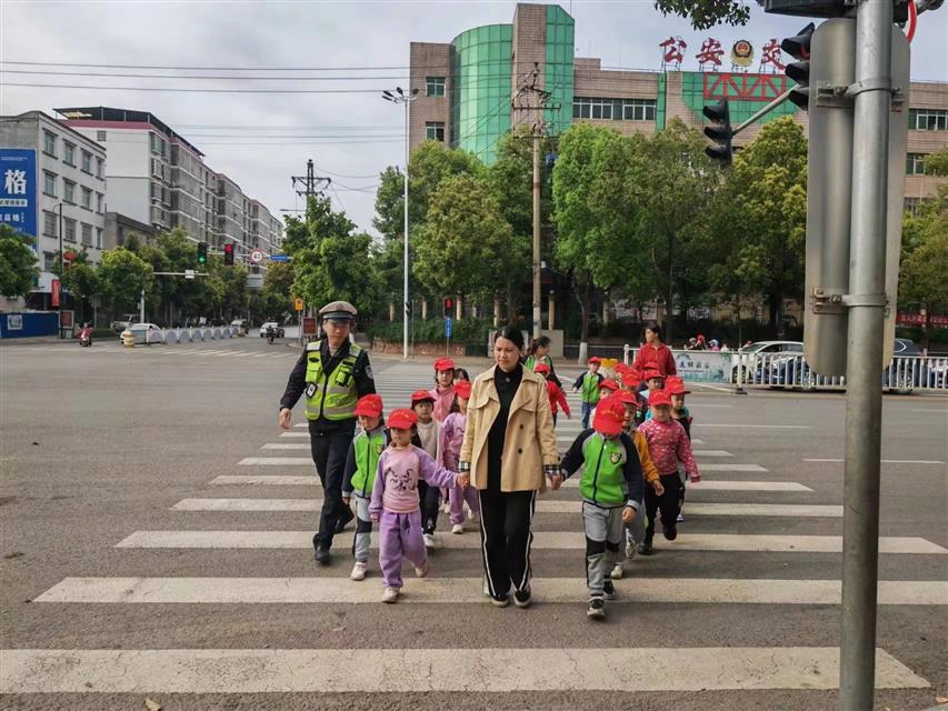 有爱又暖心 新田交警护送幼稚园小朋友过马路