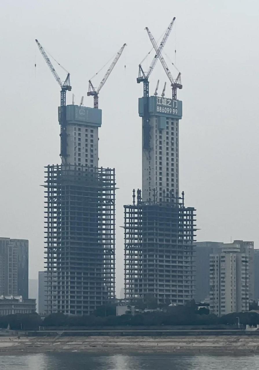 武汉江边的门形建筑(江城之门)一直是停工状态,估计是缺少资金吧!毕竟