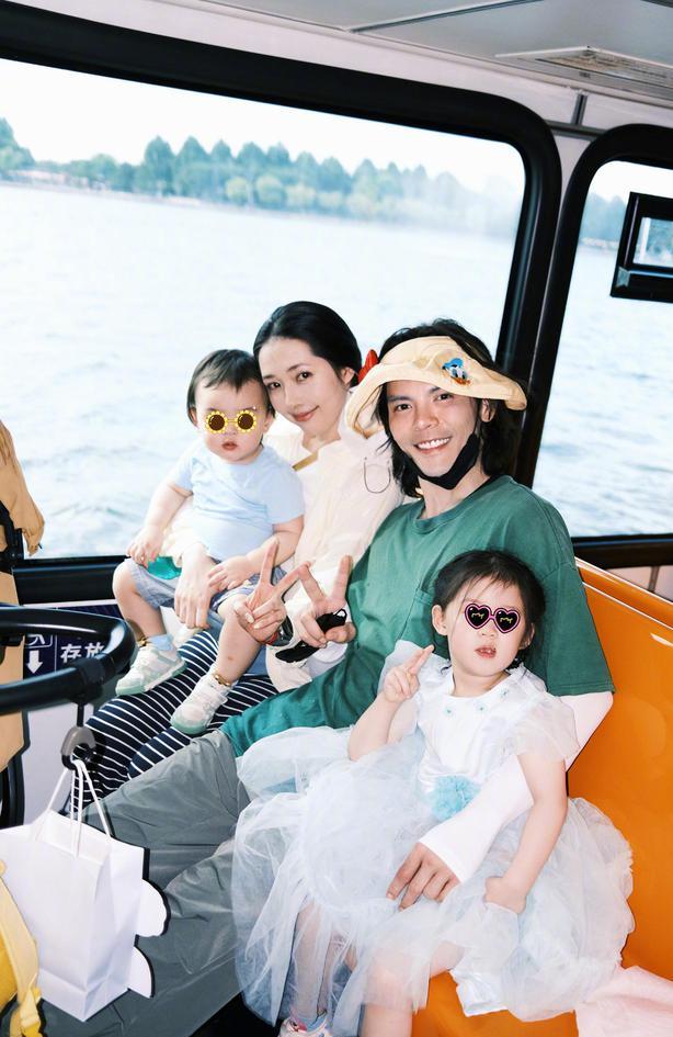 向佐晒一家四口出游照,郭碧晨状态很好,两人十指相扣秀恩爱