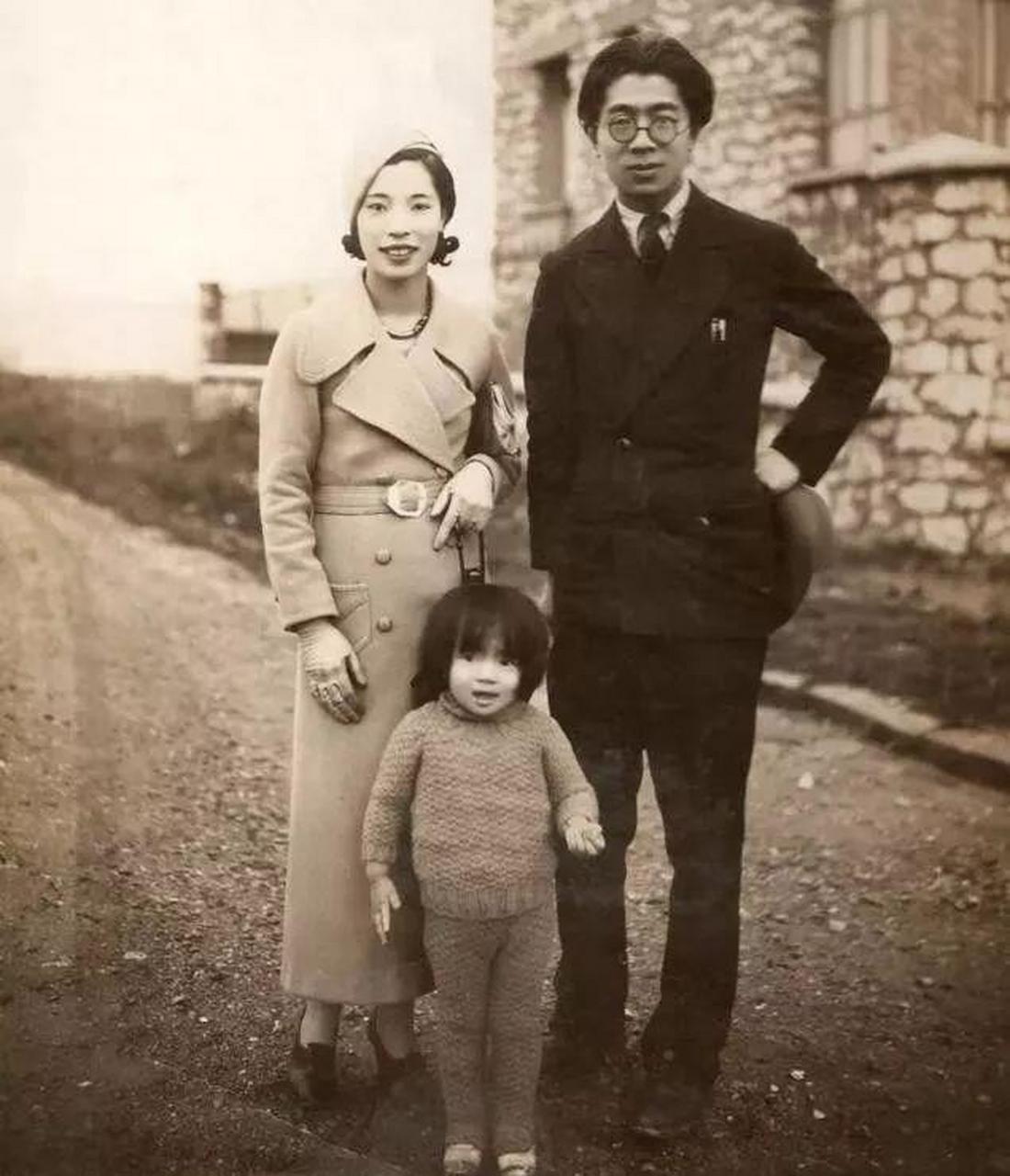 1945年的一天,常书鸿像往常一样抱起儿子要回家,儿子却说:"不,现在不