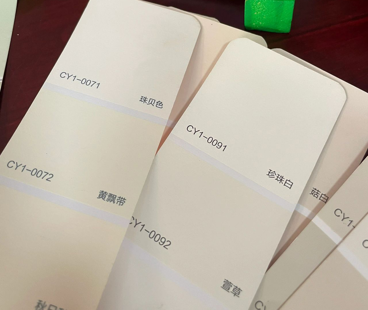 原木风客厅装修刷什么颜色耐看?晨阳水漆珠贝色暖暖的感觉绝绝子