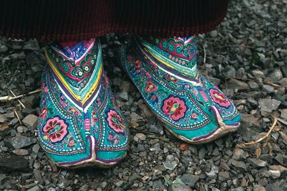 5分钟!快速了解不同少数民族的绣花鞋特色