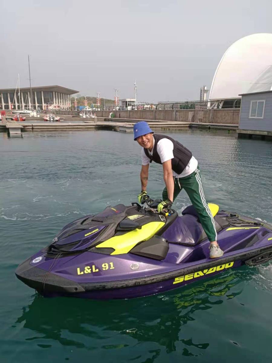 奥帆中心游客醉酒溺水,"水上飞人"驾驶摩托艇协助救人