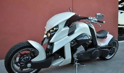 2升油箱,续航里程可达300公里的雅马哈暴龙机车,在丰富多彩的摩托车