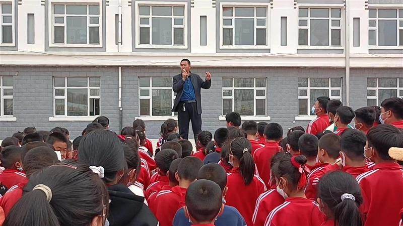 依安县中心镇中心小学开展消防安全演练活动