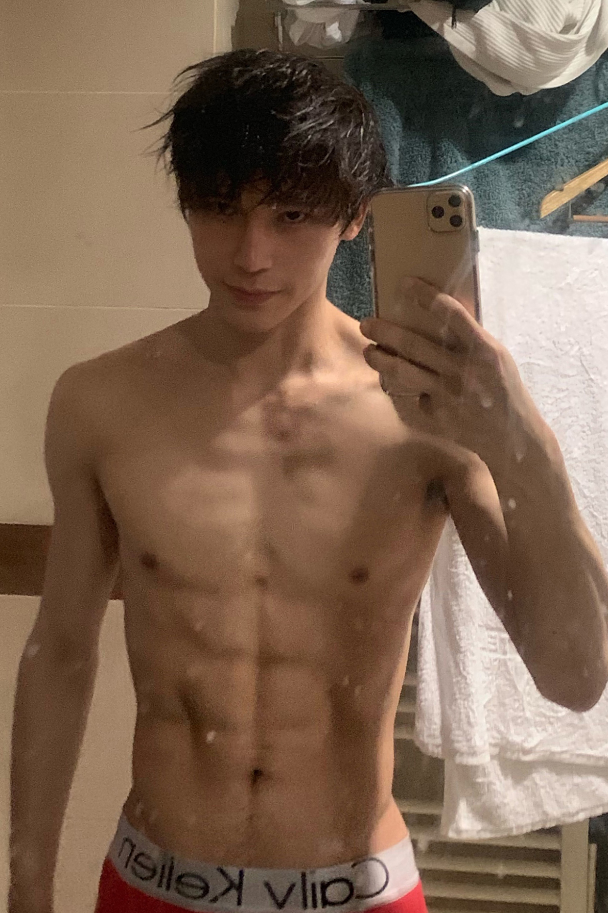 陈奕天2021年6月腹肌照曝光 粉丝:简直就是行走的标本