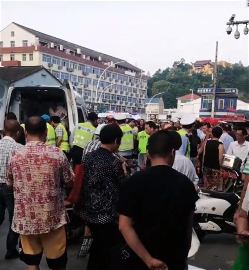浙江台州一小车冲进菜场碰撞行人,多人倒地受伤