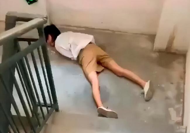 女子醉酒倒在楼道,51岁男子背她回家,心理斗争4小时做下错事