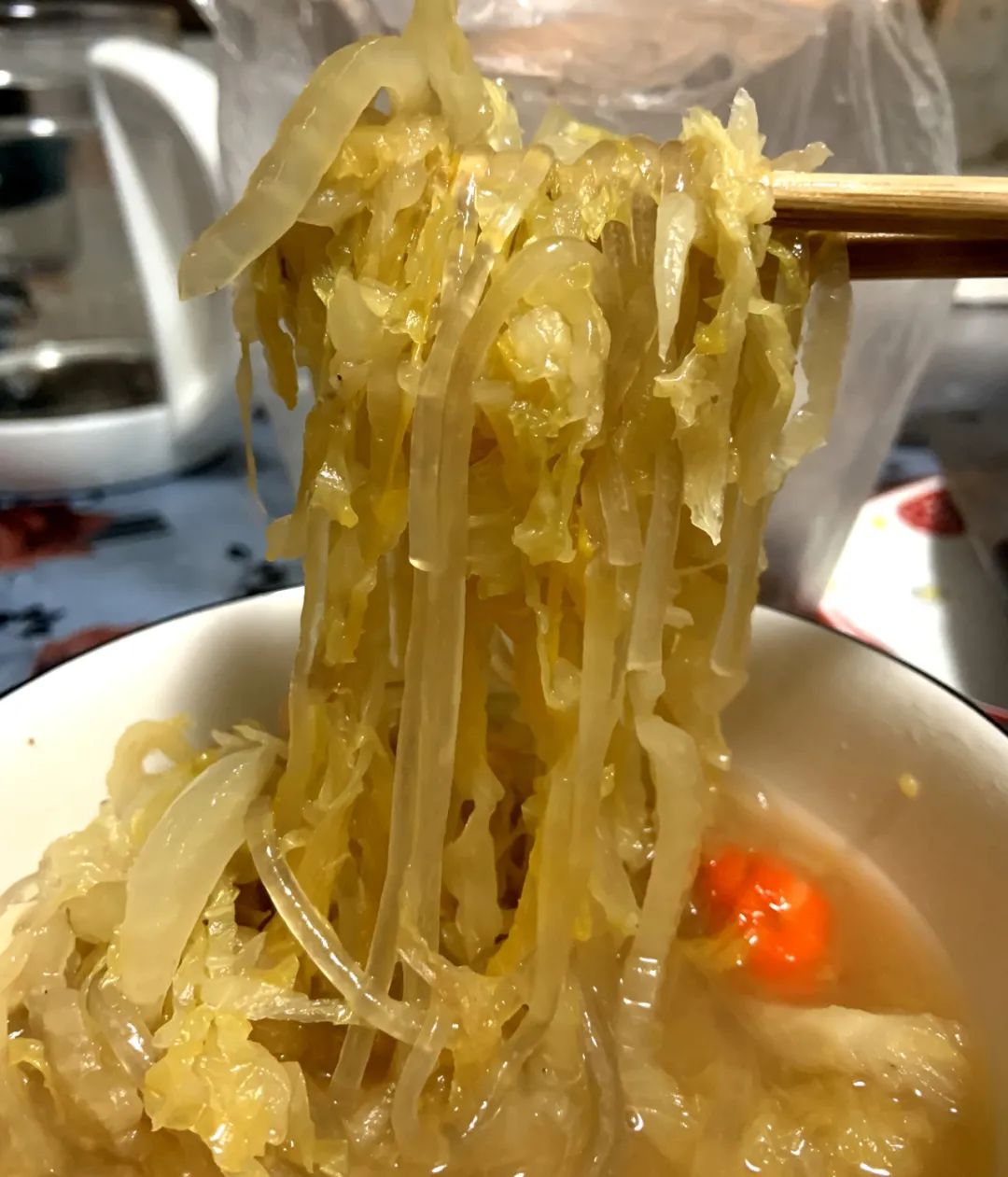 东北专属治愈系美食——酸菜炖粉条,开整!