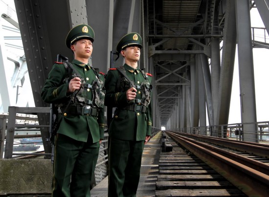 1983年,杀人犯持枪劫车,重庆两司机如何在1小时内生擒劫匪的?