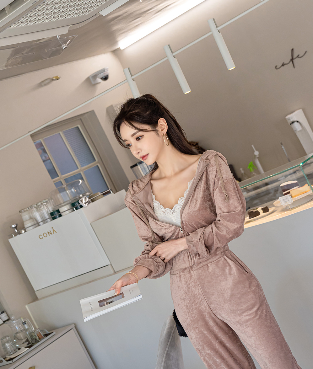 女神孙允珠时尚写真:浅褐丝光暖绒咖色香芋睡衣裙