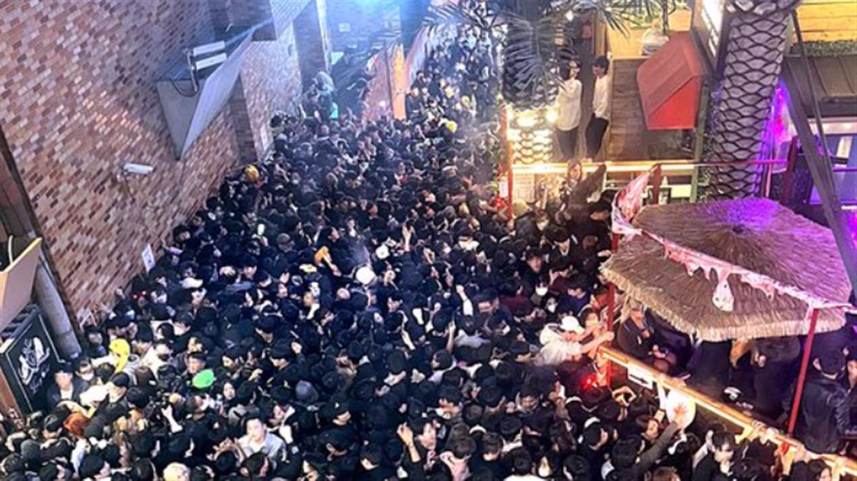 韩警察消防被误认是万圣节变装路人
