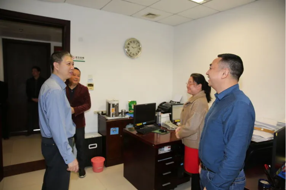 林海宁看望慰问机关干部职工