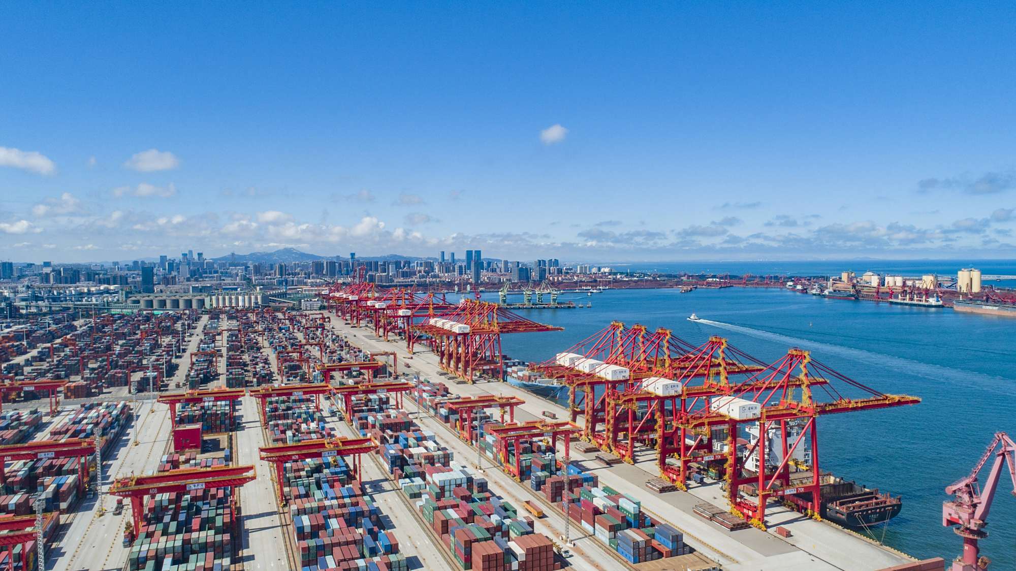 山东港口日照港"亲民"全自动集装箱码头现雏形