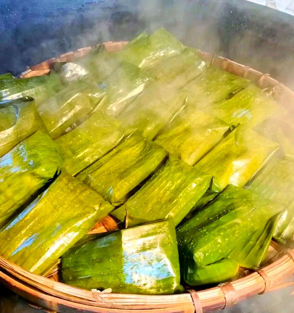 在广西,糍粑的种类繁多,如红薯糍粑,艾草糍粑,桂北大肚糍和桂平水糍粑