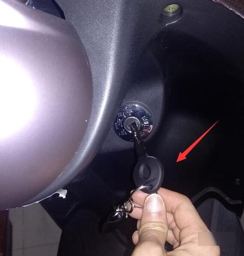 雅迪电动车车头怎么锁?