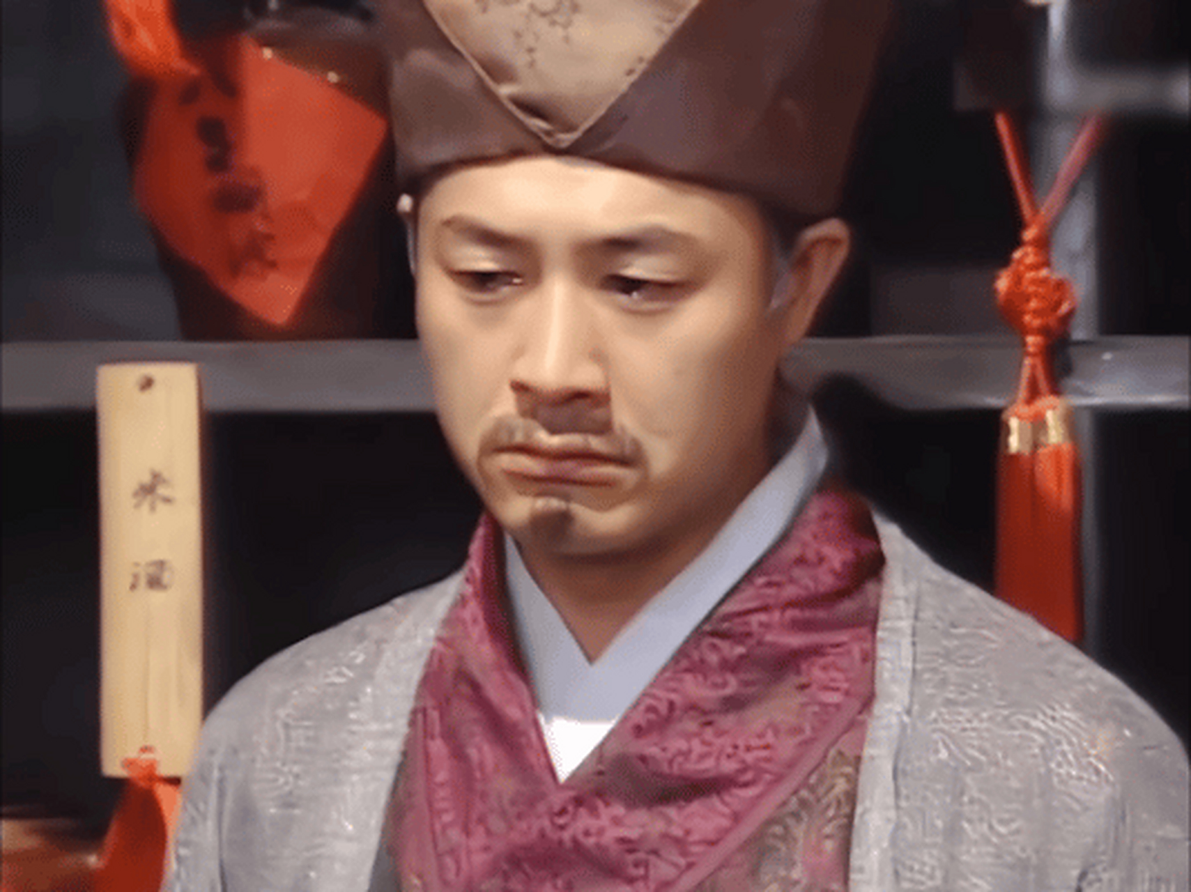 张颂文演的《乘龙快婿》里的贾发,那个时候的小熊老师才28岁,又可爱又