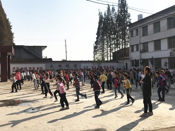 南县麻河口镇方谷小学:师生韵动同舞,课间其乐融融