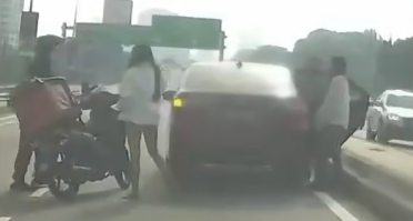 行车途中突酿惊险一幕：马来西亚女子乘网约车 遭司机后视镜紧盯果断跳车