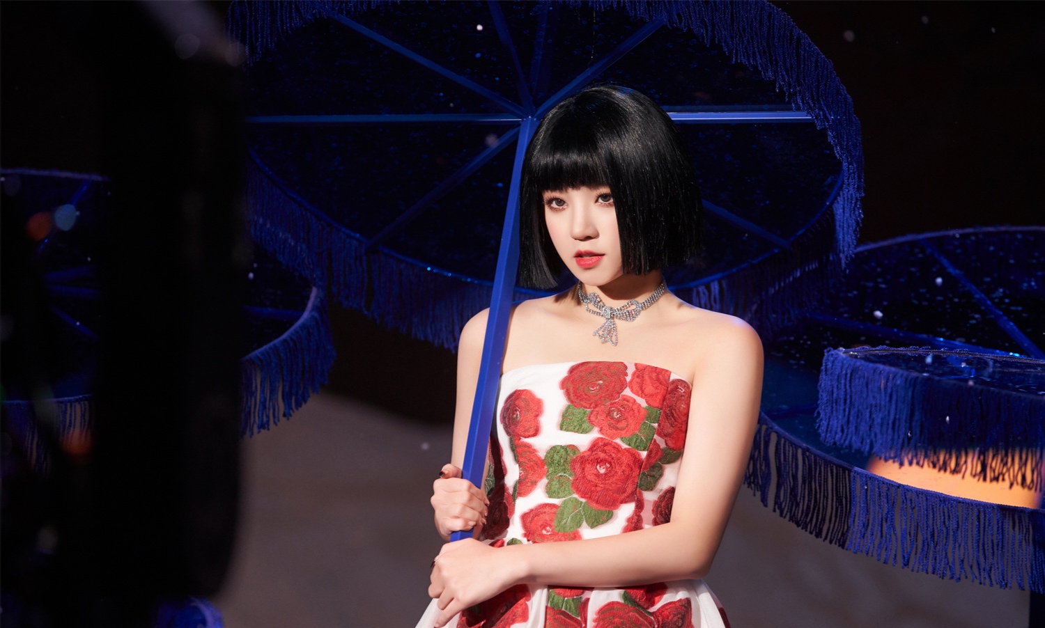 被宋雨琦的短发造型给惊艳到了,穿花朵蛋糕裙气质出众,高级洋气