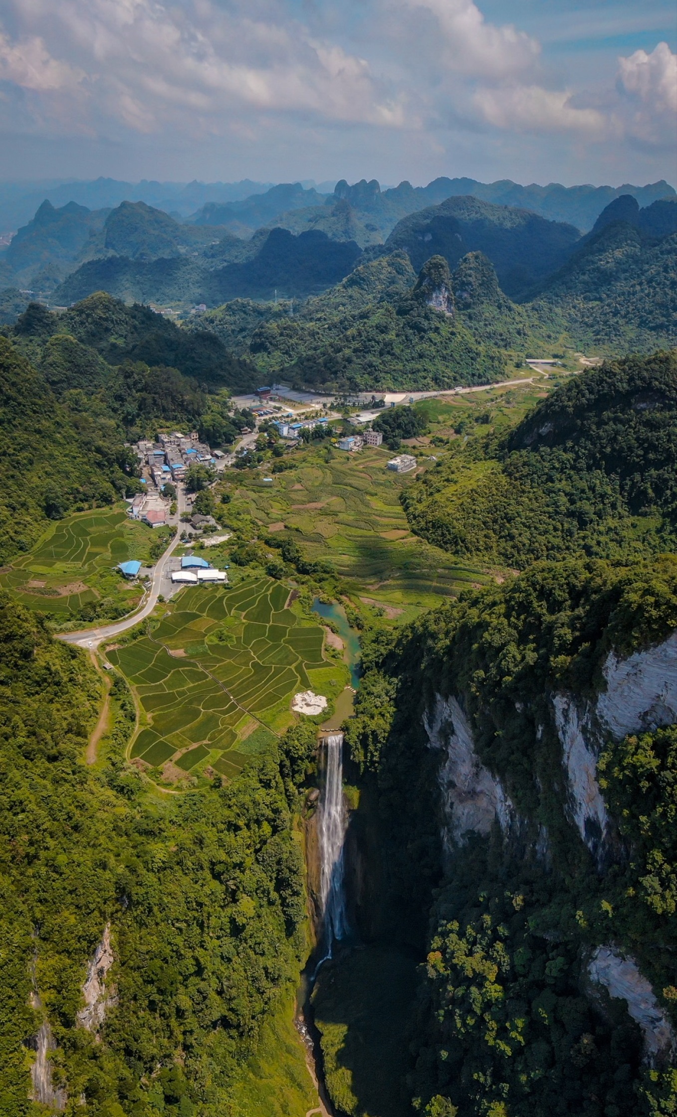 自驾广西靖西,看最美的高速风景,寻找大山里的绝美瀑布