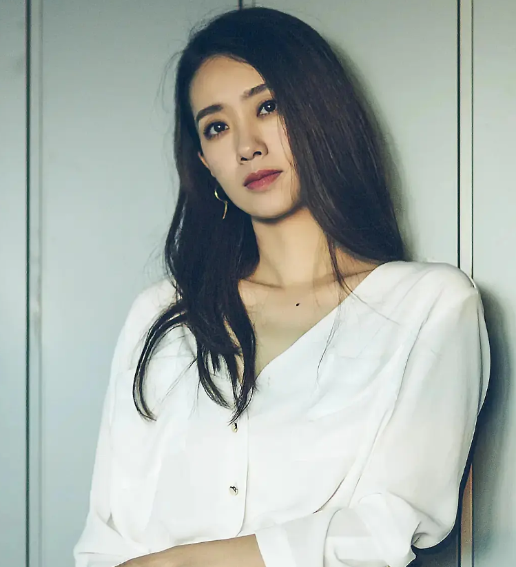 《李焕英》把张小斐捧红了,网友扒出她的写真照,气质绝了!