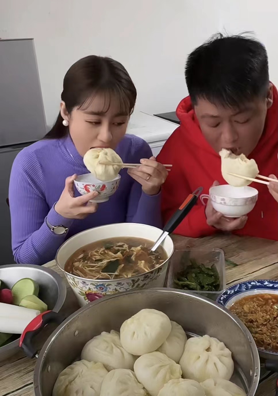 王小蒙谢永强一起亲密吃包子,双方都有家庭,网友说应注意举止