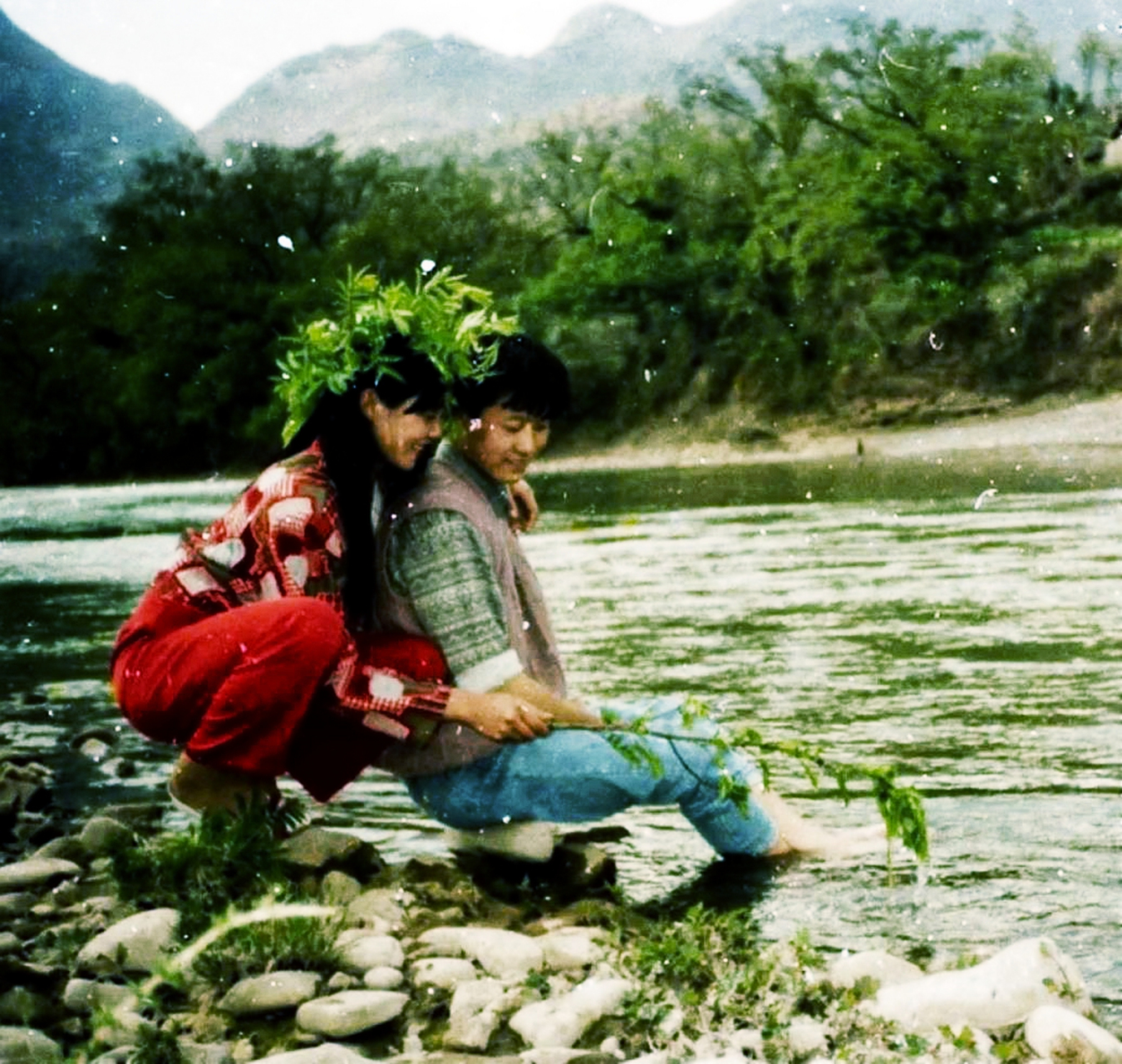 八十年代的一个晴天,一对小情侣在河边散步,谈笑风生,享受着河水带来