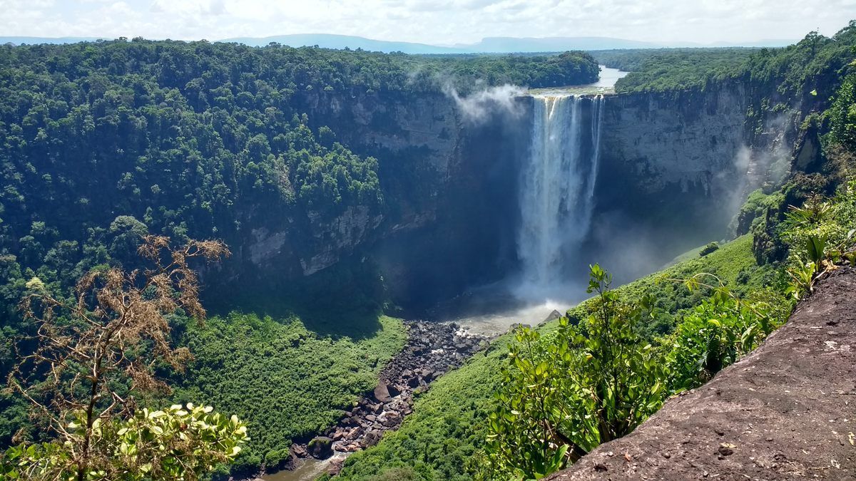 南美洲探秘走进凯厄图尔瀑布感受圭亚那世界边缘的原始之美