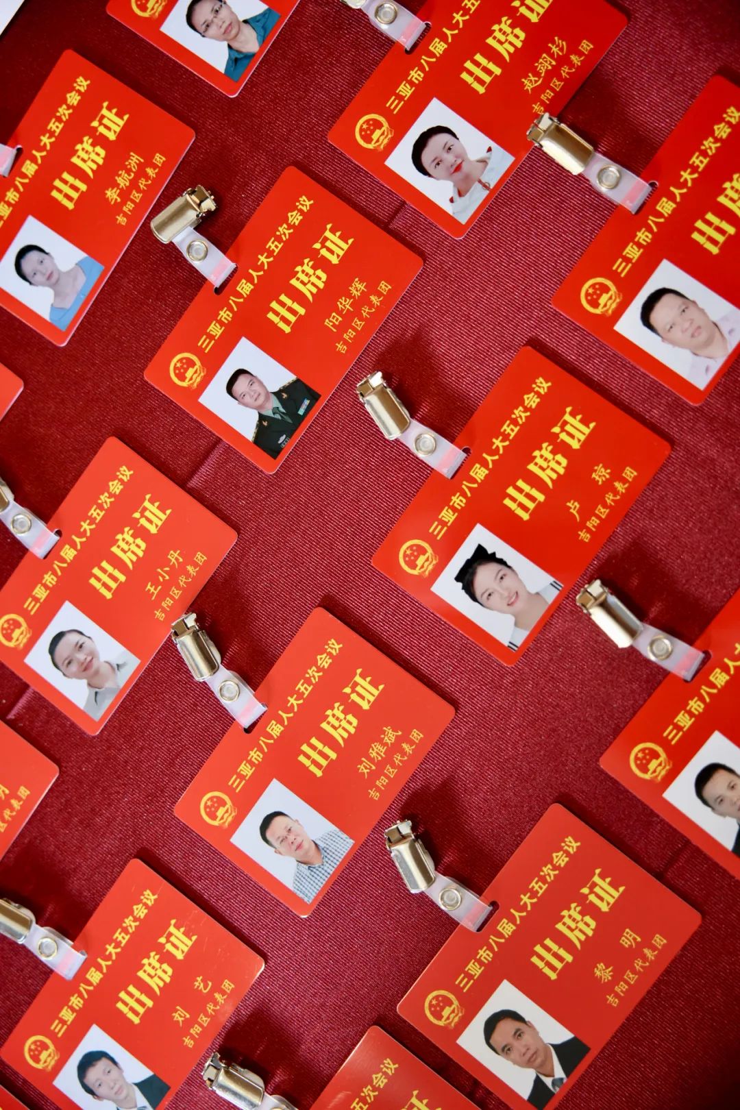 仔细将证件佩戴在胸前,领取证件及会议材料,代表们在工作人员的引导下