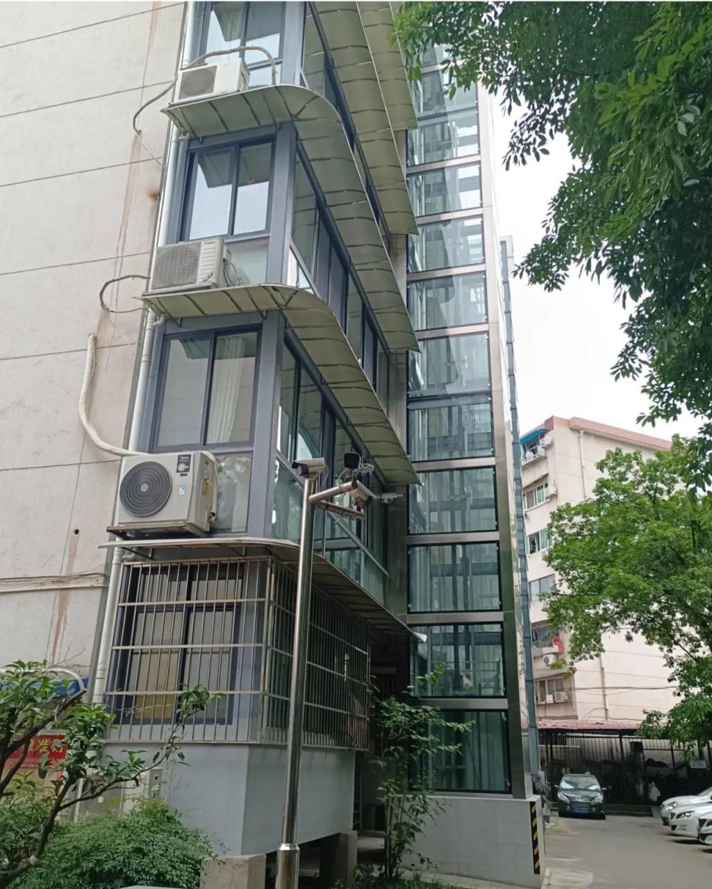 加装电梯后,不光方便了上下楼梯,还得到一个大阳台,大概有八九个平方