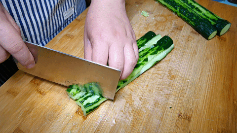 拍散后把黄瓜斜切成段,黄瓜的瓤比较软影响口感,要是不喜欢可以去除.