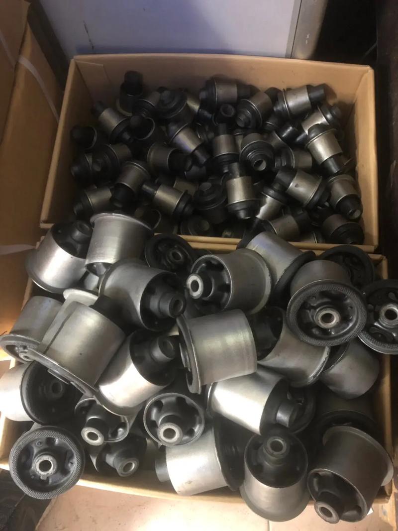 汽车给底盘胶套上油是干什么