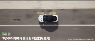 比亚迪仰望U7再现绝活！160km/h同侧双轮爆胎依旧稳稳前行