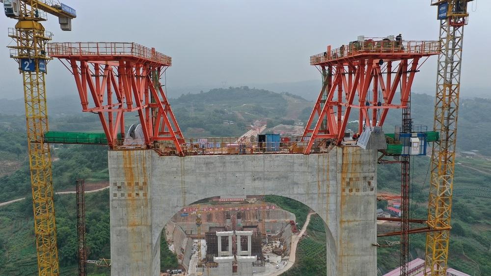 合璧津高速公路控制性工程油溪长江大桥进入上部结构施工阶段