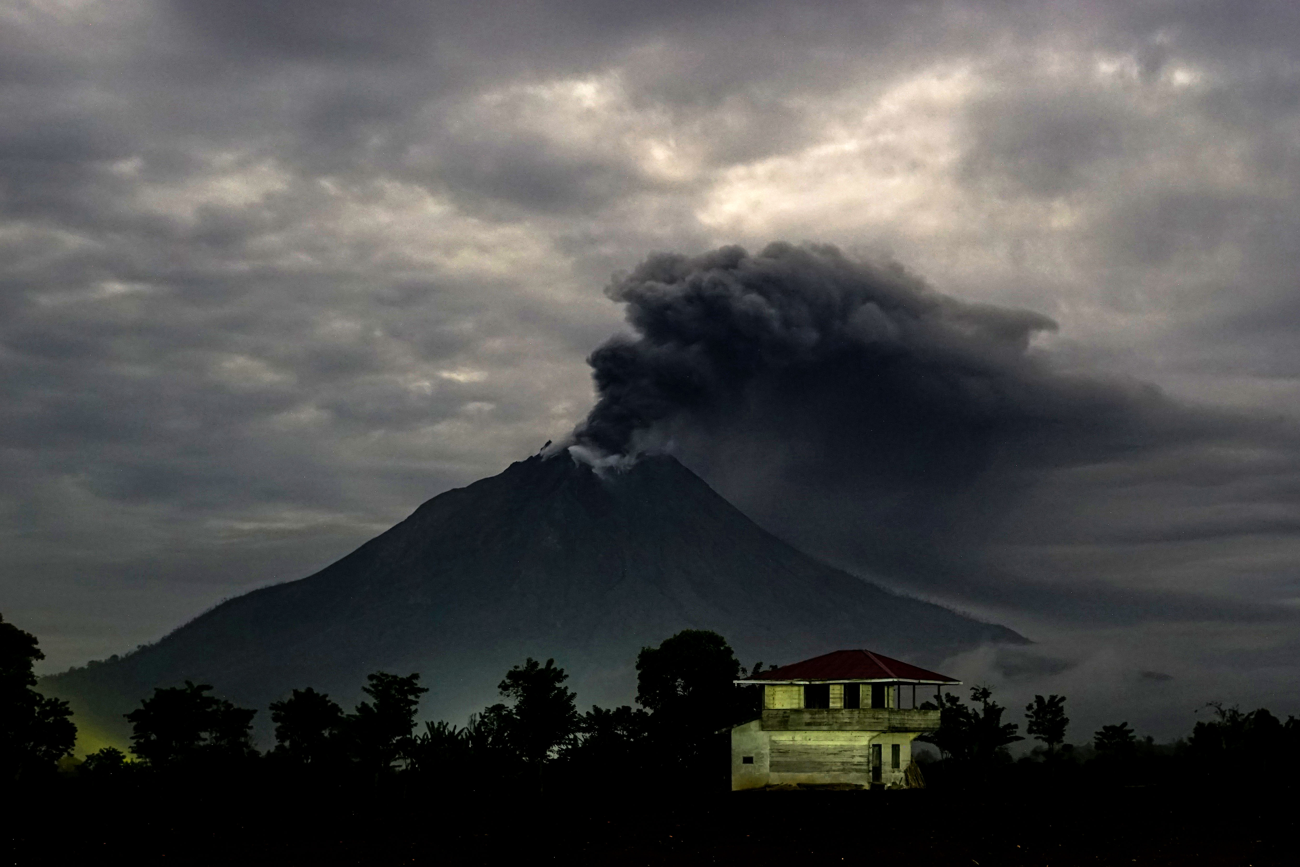 印尼锡纳朋火山持续喷发