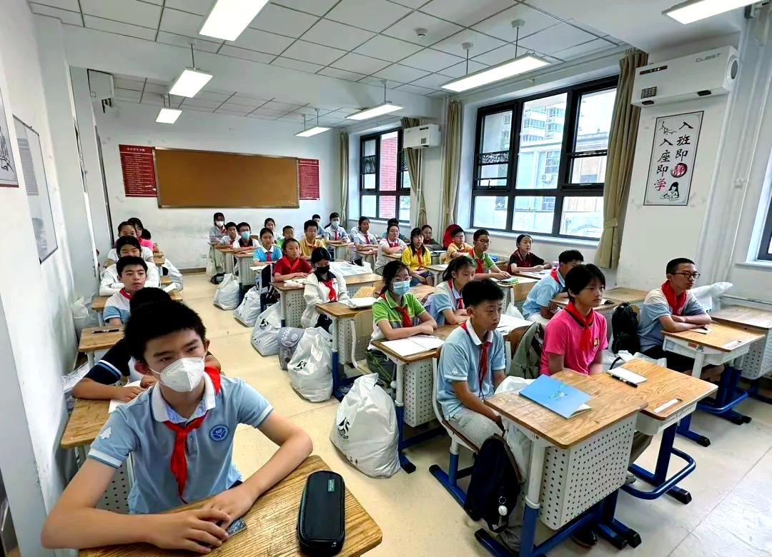 志成中学迎接新生,学长引导共启初中新章