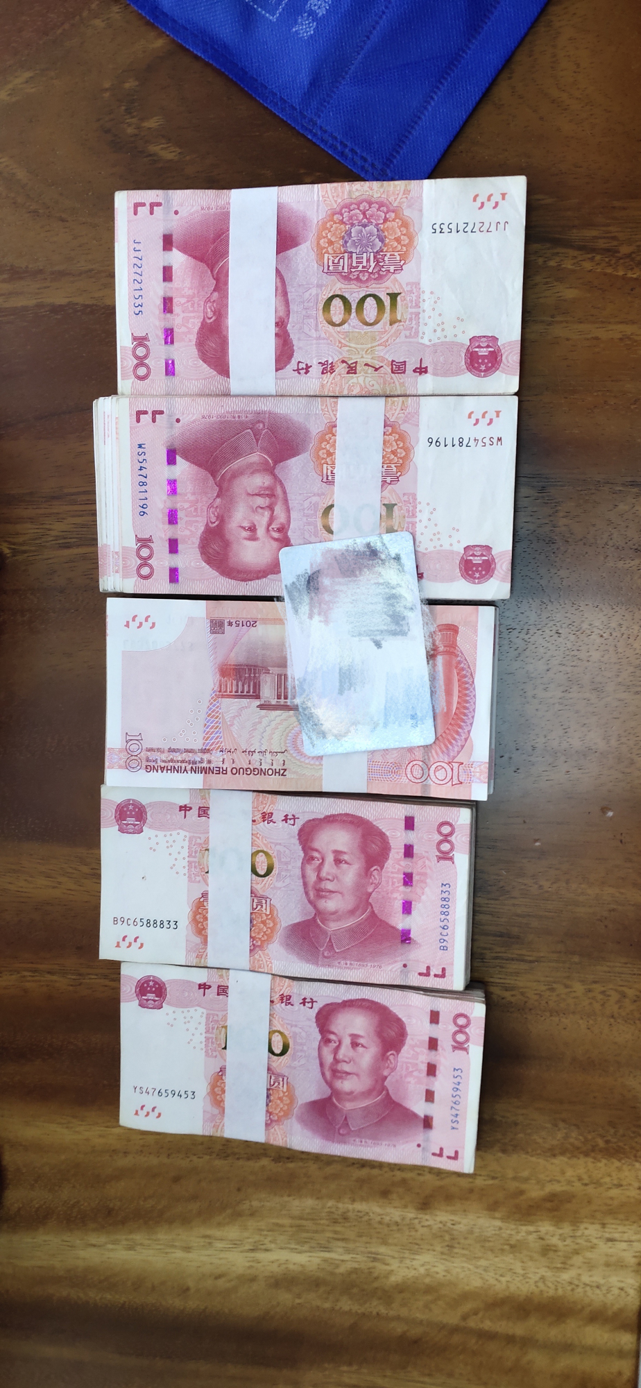 滴滴代驾司机捡到含5万元现金的包,原地等到第二天凌晨