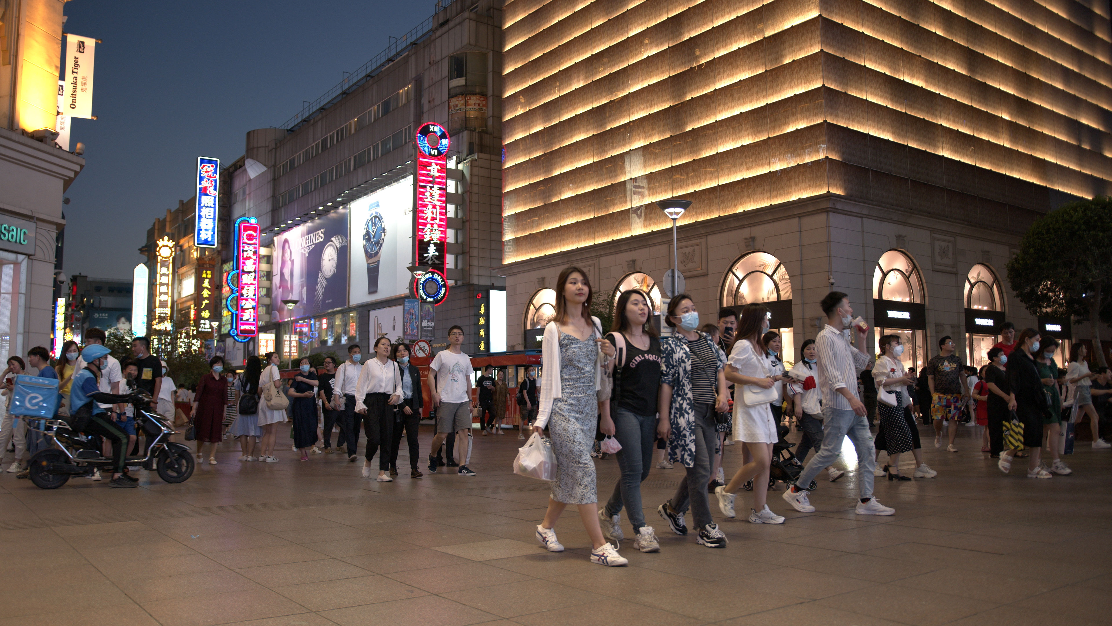 街道人群来往图片图片