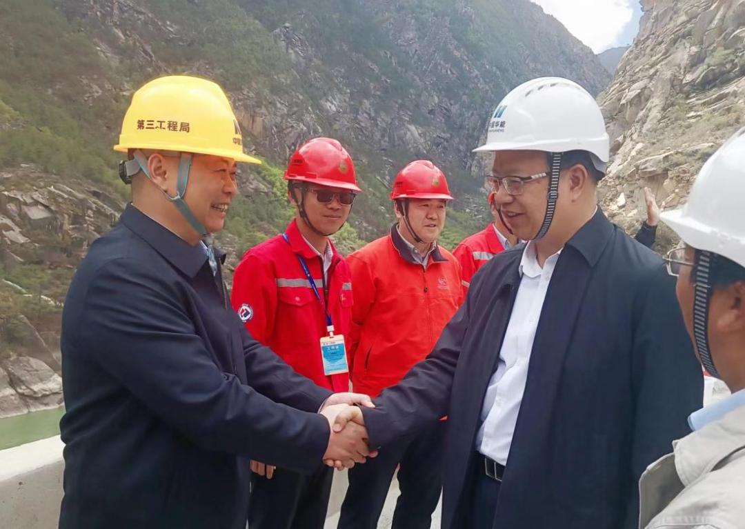 余文陪同华能集团总经理邓建玲一行到jx项目调研指导