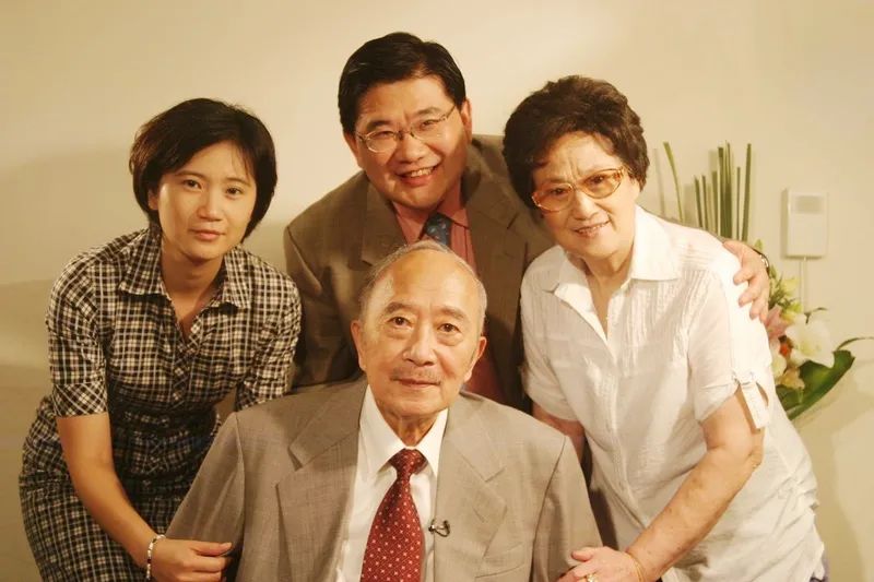 作者与孙道临(前),王文娟(右一)合影