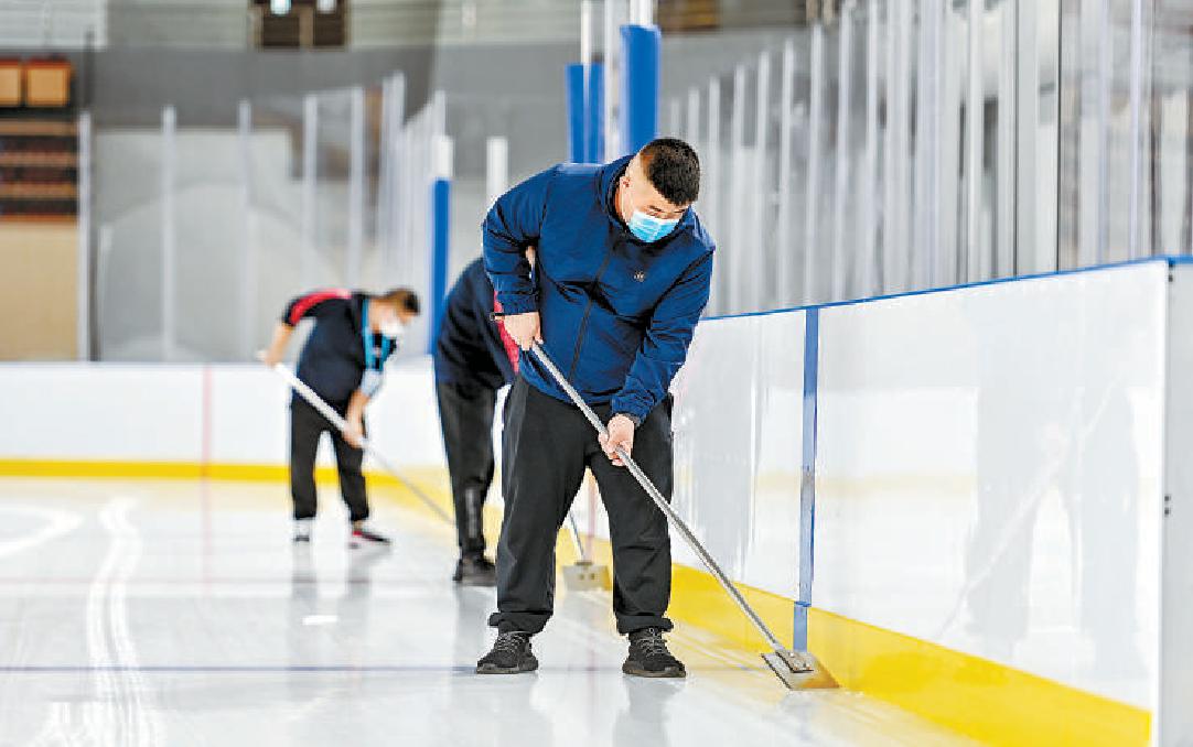 运动员上冰前,韩志诚和团队再对冰面平整度进行维护