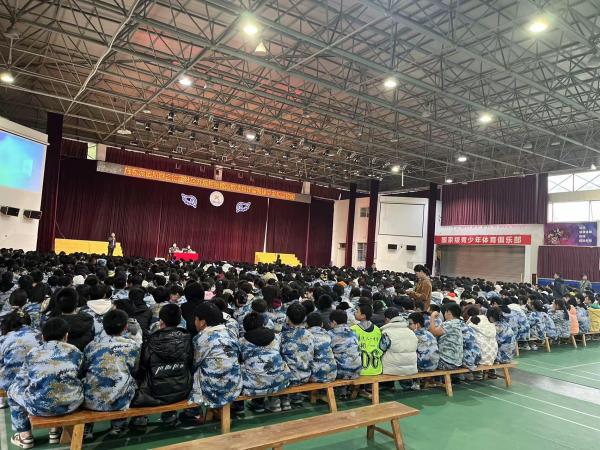 德阳市公安局经开区分局旌东派出所民警深入四川省东汽八一中学为1000