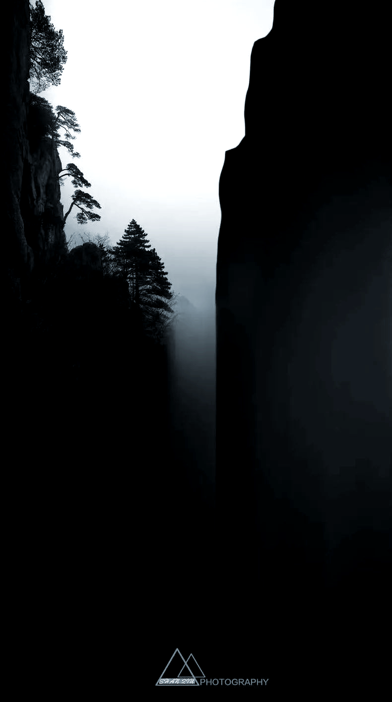 段岳衡老师,作为摄影界的佼佼者,对山水情有独钟,以黑白影像为载体