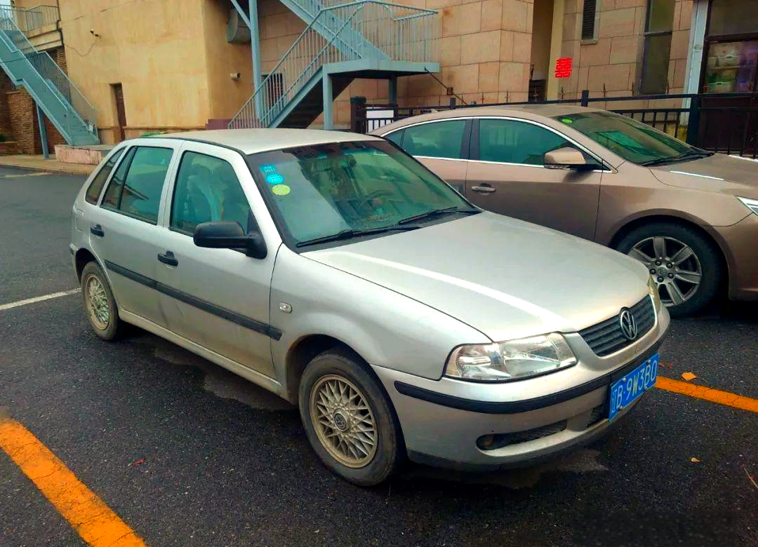 上海大众高尔gol:国产合资三门版轿车