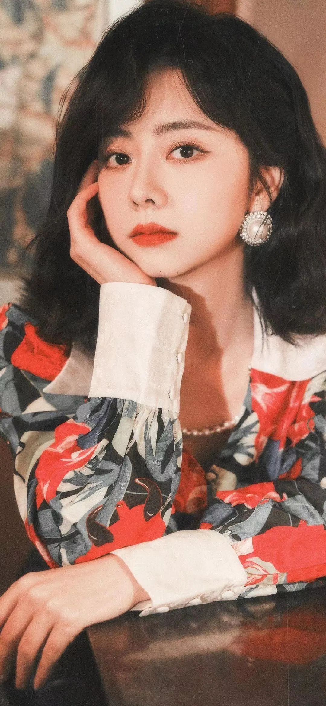 谭松韵的复古港风写真,少女感的她原来也可以这么浓烈和风情!