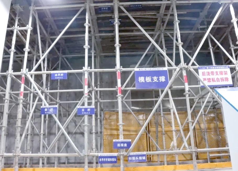 在后浇带位置,其模板支撑体系需独立于两侧梁,板结构的模板支撑,以