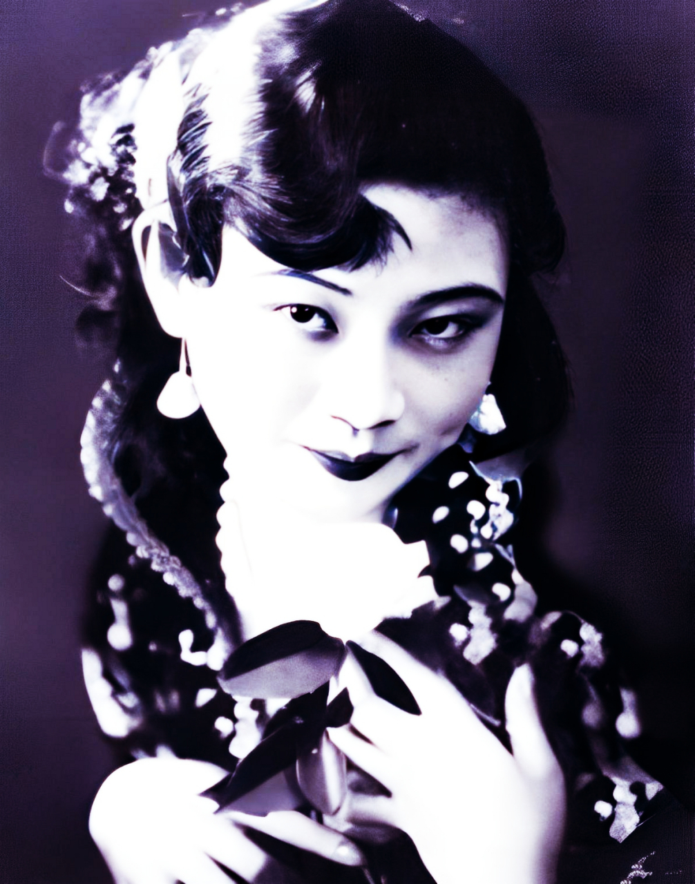 抗日战争时期,日本人找女演员胡蝶,希望她出演电影《中日友谊》,被