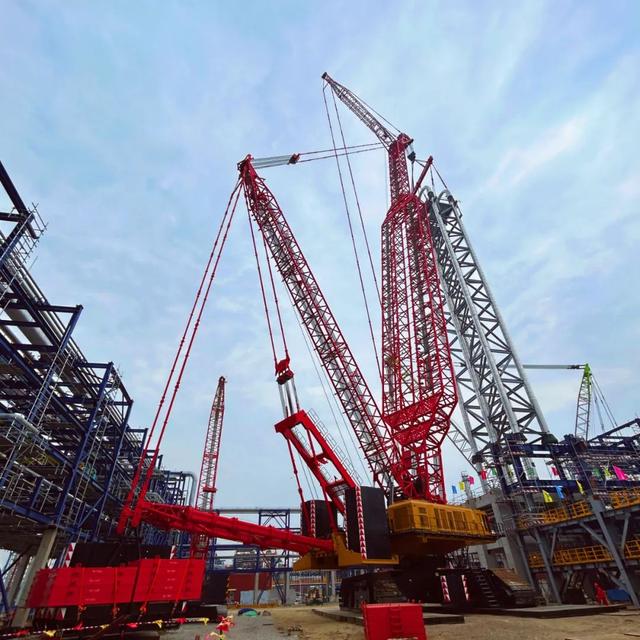 三一2000吨履带吊拿下"世界单套最大"环管反应器!