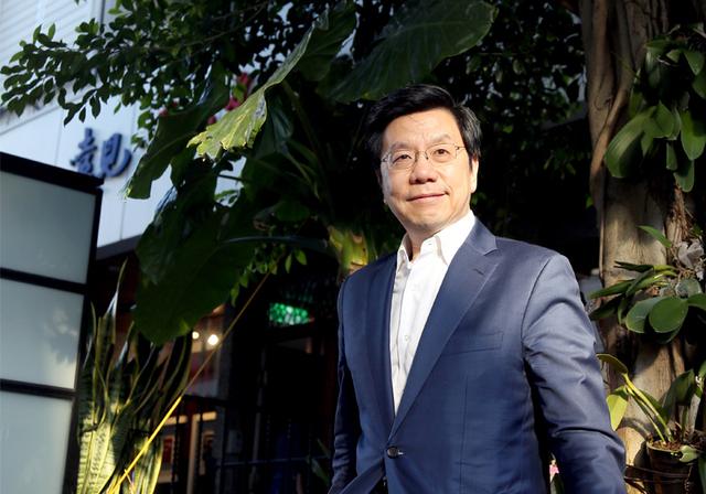 在2021第19届远见高峰会上,创新工场董事长兼首席执行官李开复透过